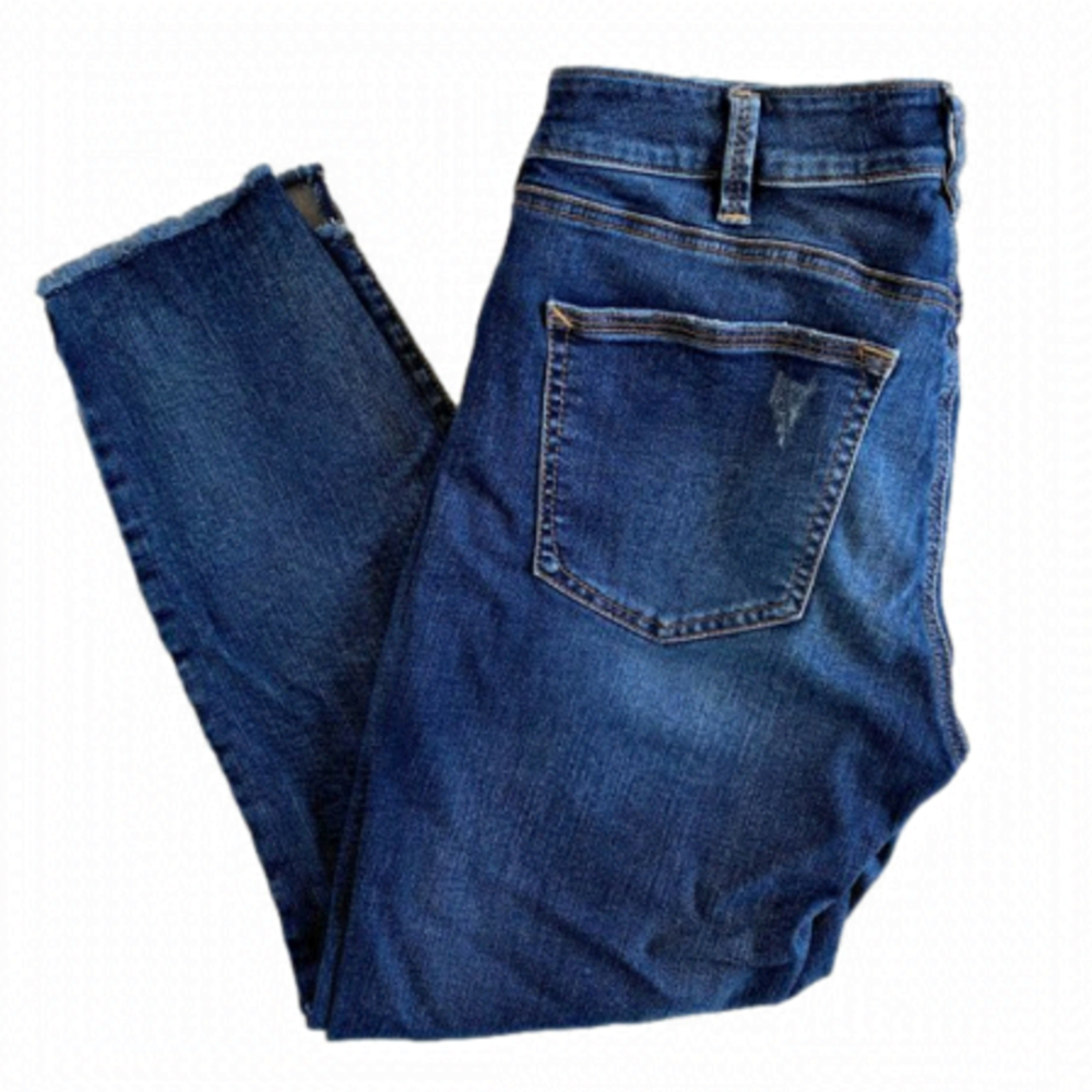 SILVER Jeans Avery Skinny Crop. Medium Wash with Raw Hems and Distressing